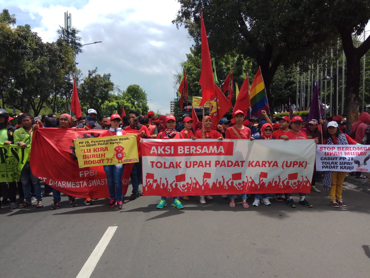 LeniSur87053803's tweet photo. Aksi Tolak Upah Padat Karya.
Upah Padat karya adalah kekerasan terhadap perempuan.
Upah Padat Karya NO
Upah Layak Nasional YES YES YES
#PRTadlhPekerja
Hargai dan lindungi kami
@bukan_PEMBANTU @arindez @jalaprt @kondedotco @infokom_buruh @seruanburuh @hanifdhakiri @AnisBaswedan https://t.co/TR96IztTwM