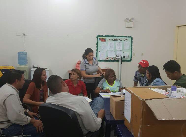 LuisLopezPSUV's tweet photo. Autoridades de Salud en Bolívar se reunen con equipo de Somos Venezuela para entrega de 4.320 medicamentos este fin de semana a través del 0800SALUDYA https://t.co/I4cf0zA6OM