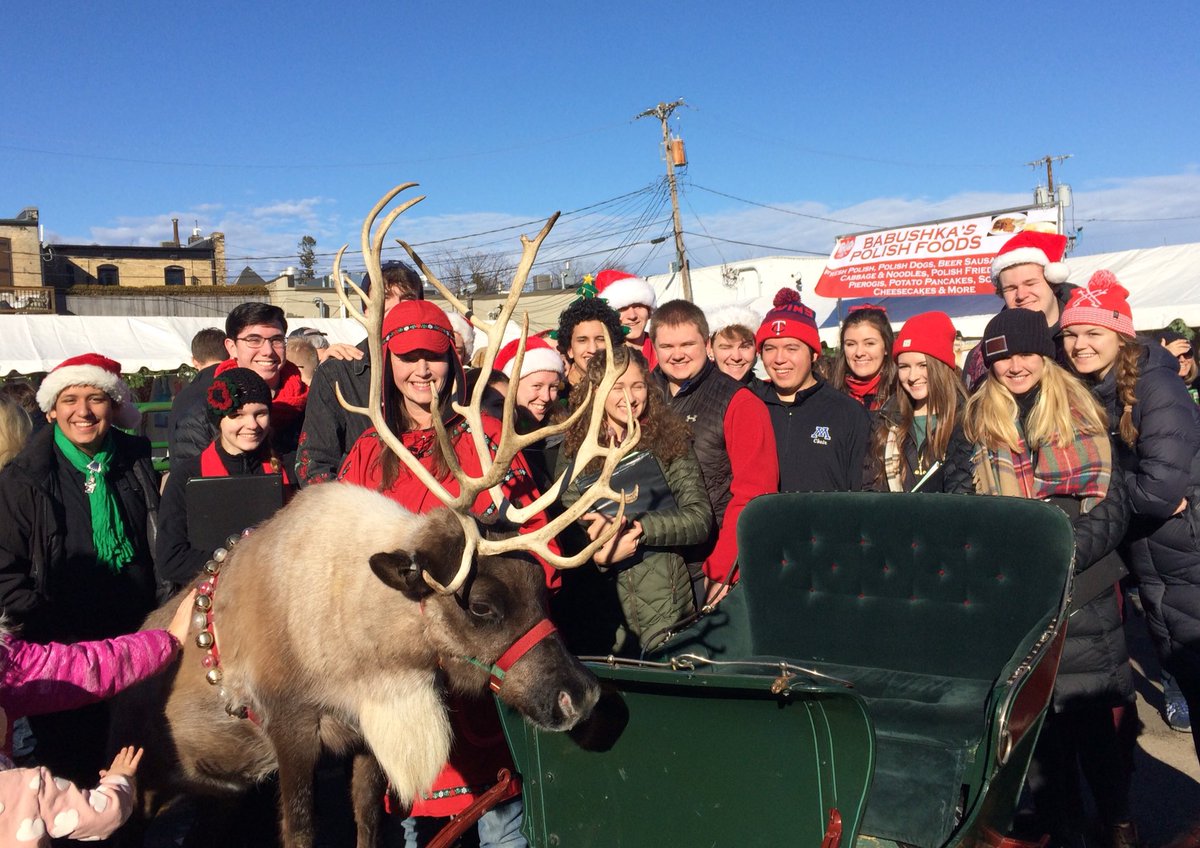TonkaChoir's tweet photo. Minnetonka Chamber Singers welcome the holiday season at Excelsior festivities today. “Here we come a-caroling!” @TonkaPrincipal @minnetonkachoir @TonkaChoir https://t.co/vd3KKY5OcD