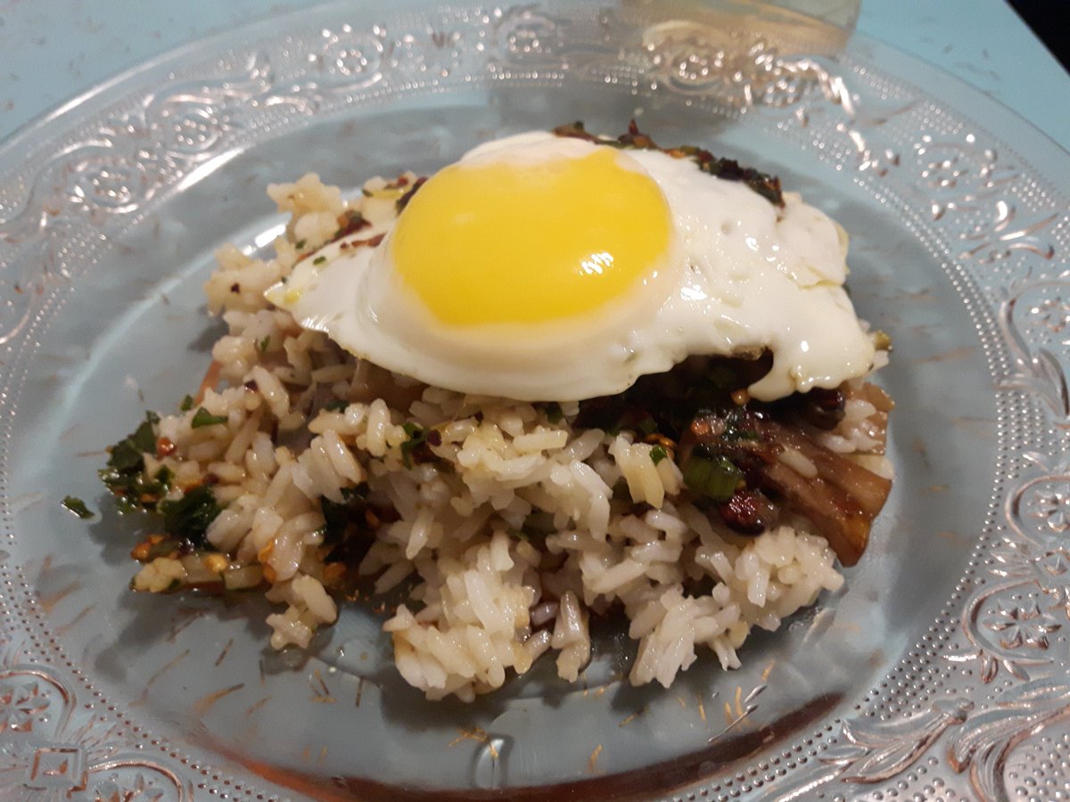 chelleduckling's tweet photo. Super comforting dinner and some season 4 Simpsons on a Friday night. Rice with chili oil, coriander, green onions, seared mushies, and a sunnyside up egg. #eggsoeufs #farmtoclass #ichoochoochooseyou @eggsoeufs @chefcraigflinn @KMAN_2017 https://t.co/UpPGvgKQOx