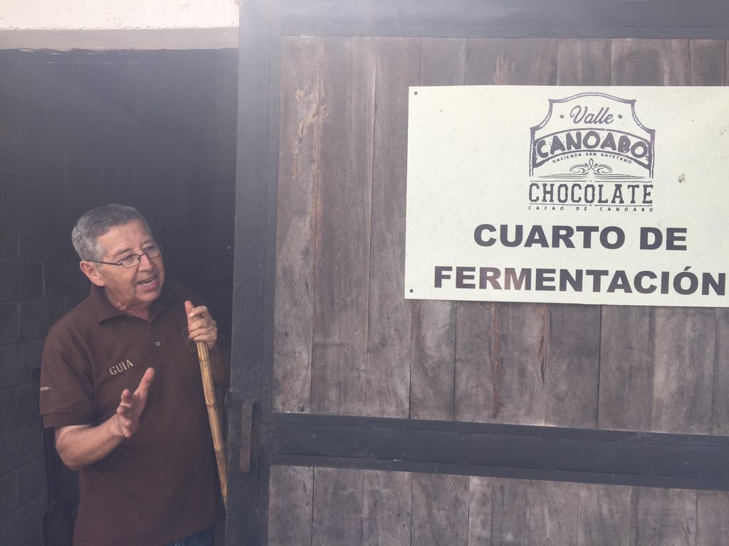 DarikuVE's tweet photo. Hoy fue un día grandioso lleno de nuevas experiencias, comencé por la visita a la Hda San Cayetano, Canoabo #beantobar luego terminamos el día con el taller de #kakao #bombones con #jimmybrito y #gaudygonzalez #ChoccoVenezuela2017 https://t.co/k97W7O99eL