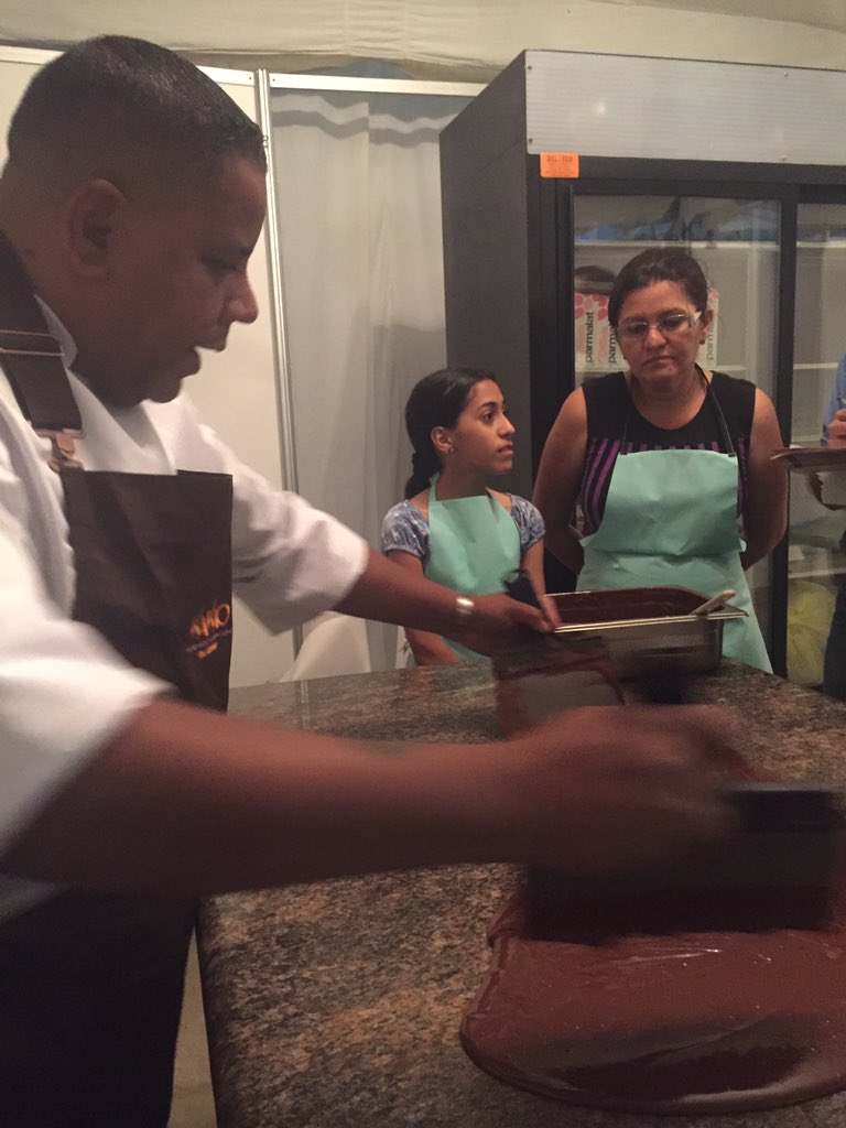 DarikuVE's tweet photo. Hoy fue un día grandioso lleno de nuevas experiencias, comencé por la visita a la Hda San Cayetano, Canoabo #beantobar luego terminamos el día con el taller de #kakao #bombones con #jimmybrito y #gaudygonzalez #ChoccoVenezuela2017 https://t.co/k97W7O99eL