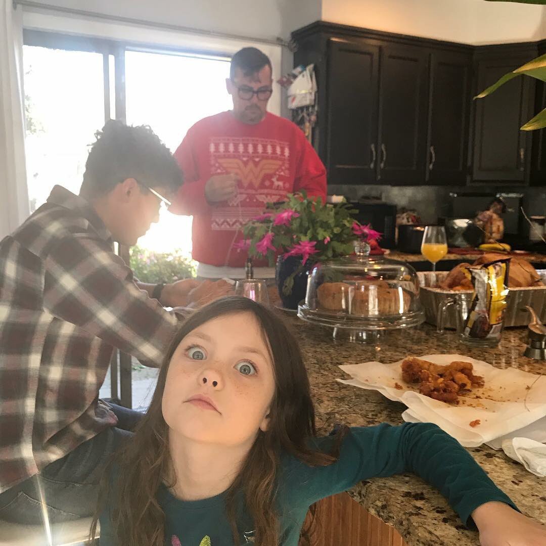 patsypdog's tweet photo. Nothing says #Friendsgiving like this photo. Jil is so over the #holiday. #PostTurkey day. #LOL https://t.co/WPzXO0kT8v