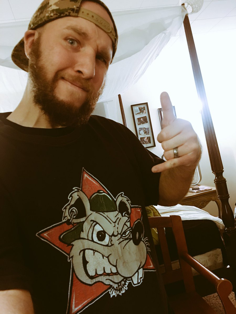 GnarlyJargon's tweet photo. @IndyUchiha @CW_TheFlash @APlusOpinions @SoniAralynn @DuzahntheGamer @syfytology @ThatDudeMatic @sonya_birds Got this old tbt No Comply Sk8 shop / @theTattoolady #skateboarding rat team tee my #nerdarmor for the night 🏄🏾♂️ https://t.co/QDeKTLBMGl