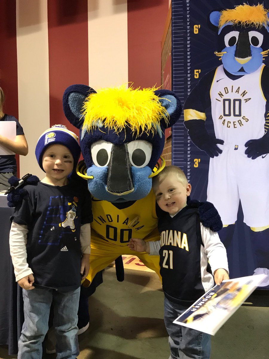 Got a first timer here but already making friends with Boomer! <a href="/Pacers/">Indiana Pacers</a> <a href="/creidford2782/">Chris Reidford</a> #GoldFriday