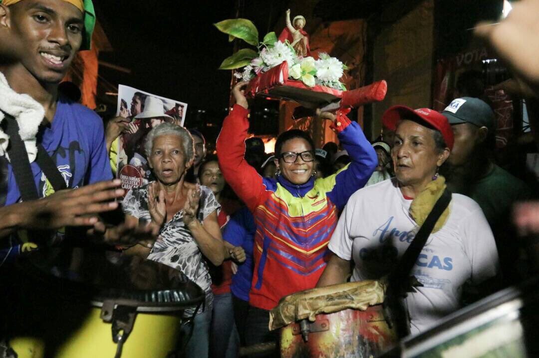 ErikaPSUV's tweet photo. Desde mi amada Parroquia San Juan iniciamos las Caravanatas, así mismo recorreremos cada Parroquia de nuestra querida capital! 
Gracias por acompañarme siempre, entre alegria, trabajo y compromiso haremos juntos de Caracas la ciudad que soñamos. https://t.co/FuQvOzZlqt