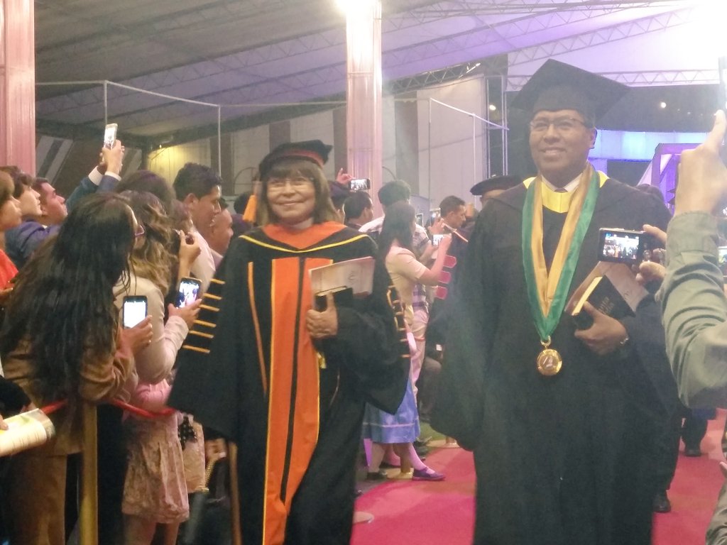 UPeUOficial's tweet photo. #GraduaciónUPeU17 Ceremonia de Consagración, por las muchas bendiciones en nuestra familia unionista. 🎓🙏 https://t.co/FvAMczpm1b