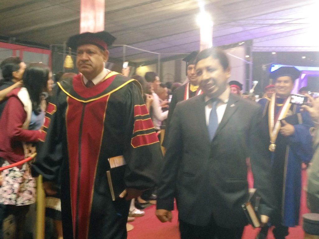 UPeUOficial's tweet photo. #GraduaciónUPeU17 Ceremonia de Consagración, por las muchas bendiciones en nuestra familia unionista. 🎓🙏 https://t.co/FvAMczpm1b