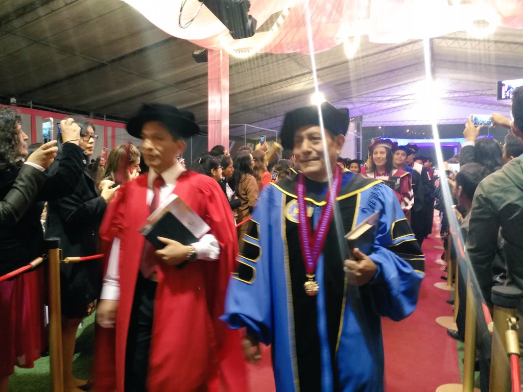 UPeUOficial's tweet photo. #GraduaciónUPeU17 Ceremonia de Consagración, por las muchas bendiciones en nuestra familia unionista. 🎓🙏 https://t.co/FvAMczpm1b