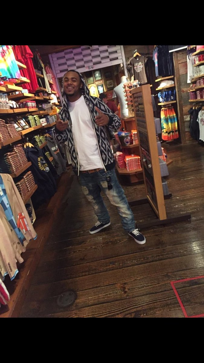 ThatGotDamnDude's tweet photo. Damn brother I still can’t believe you gone, ever since God took you away from us i haven’t been the same😓 it’s only six months💙 #FAEVA🤞🏿#LongLiveRodney🐐 https://t.co/GWWiiIsIvh