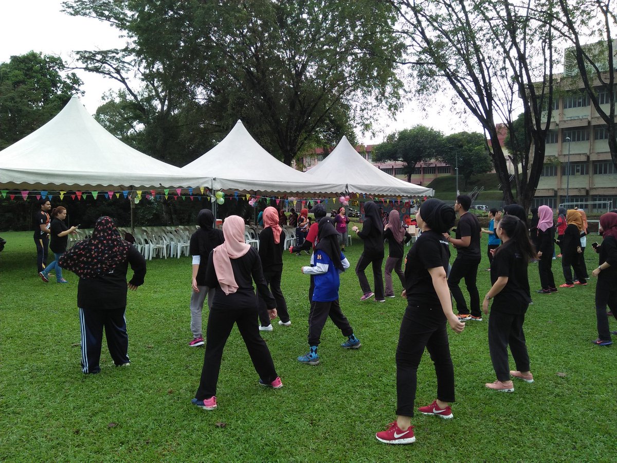 INC_Uitm's tweet photo. It's zumba time!!! Lets warm up 💪
#interpersonalists #seed2017 #incsportsday17 https://t.co/3Ca2vjEle4