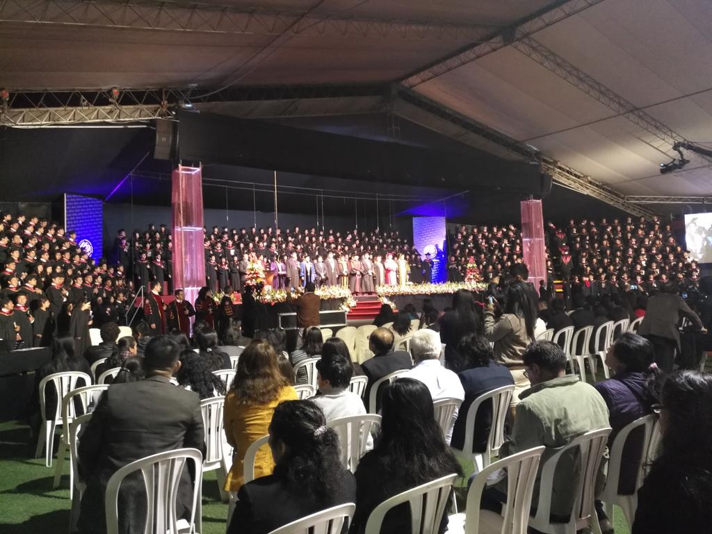 UPeUOficial's tweet photo. Clase de graduandos, Donna Habenicht en ceremonia de Consagración. #GraduaciónUPeU17 https://t.co/4n2U4jqfet