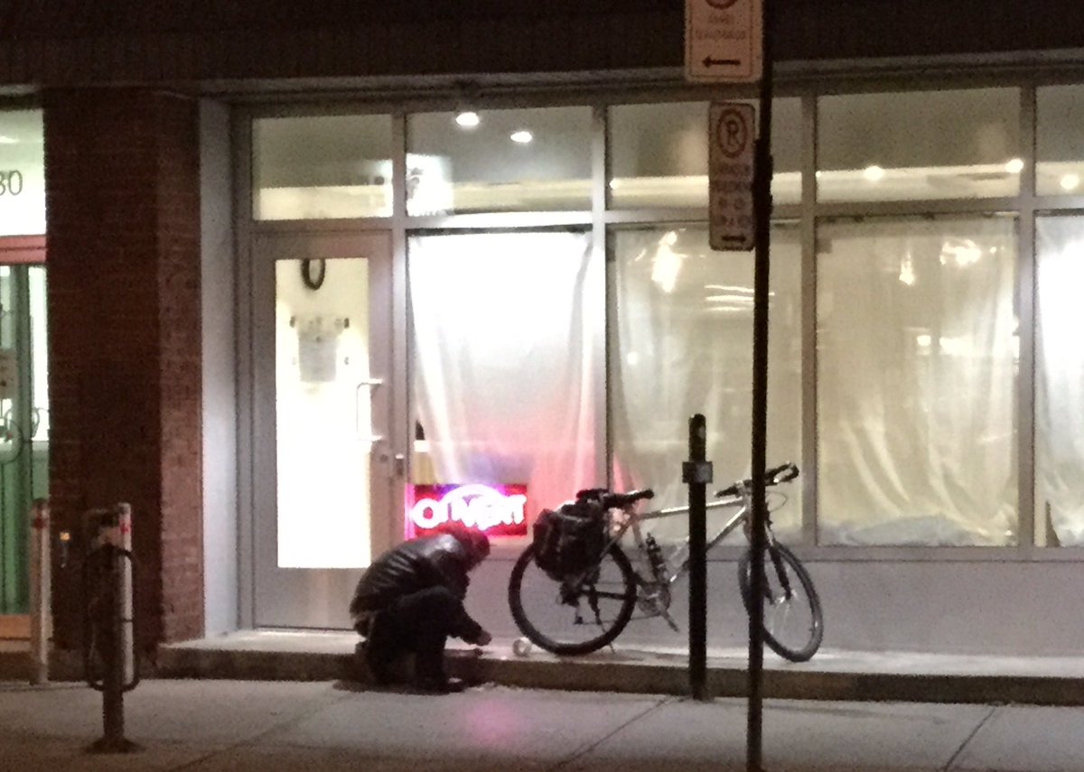 PasSurMaRoute's tweet photo. 17h45. Un usager prépare sa drogue devant #siteinjection sur le corridor scolaire et sous les caméras de surveillance de #SpectreRue #polmtl https://t.co/W8BpBmU4jC