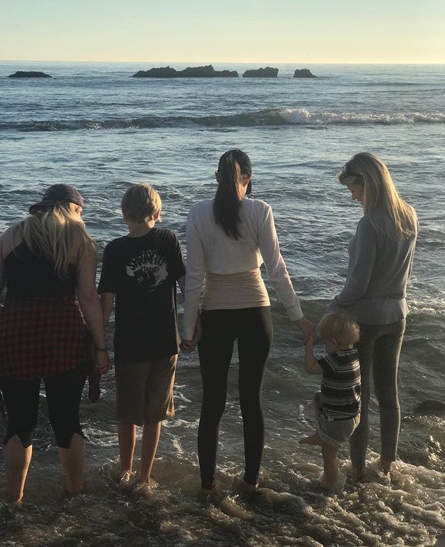 freddietommoBr's tweet photo. Freddie e família(foto postada por Tammi em seu IG) em Malibu https://t.co/hbo700JTCW