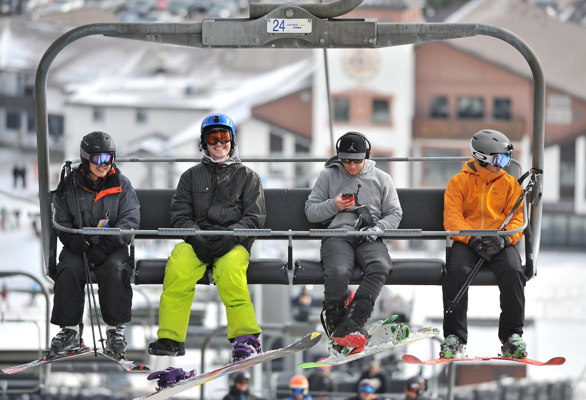BarrieExaminer's tweet photo. Open for business. Mount St. Louis Moonstone welcomes first skiers, snowboarders of the season. https://t.co/yEF3pVA14r #Barrie #OroMedonte https://t.co/i7RJxlB8By