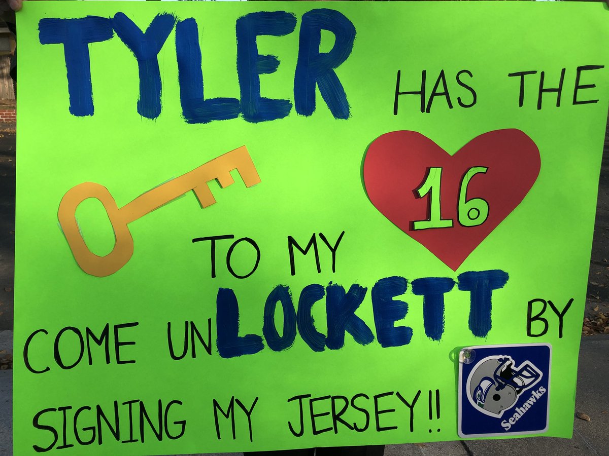 Cheese_Plattaaa's tweet photo. Hey @TDLockett12 !! I made this sign for the game this weekend, but Levi Stadium doesn’t allow signs 😔 so we wanted to make sure you saw it !! We’ll be in section 110, Row 1 behind the bench to the right !! #GoHawks #TGIBF 💙💚🏈1️⃣6️⃣ https://t.co/9MLsIOIzln