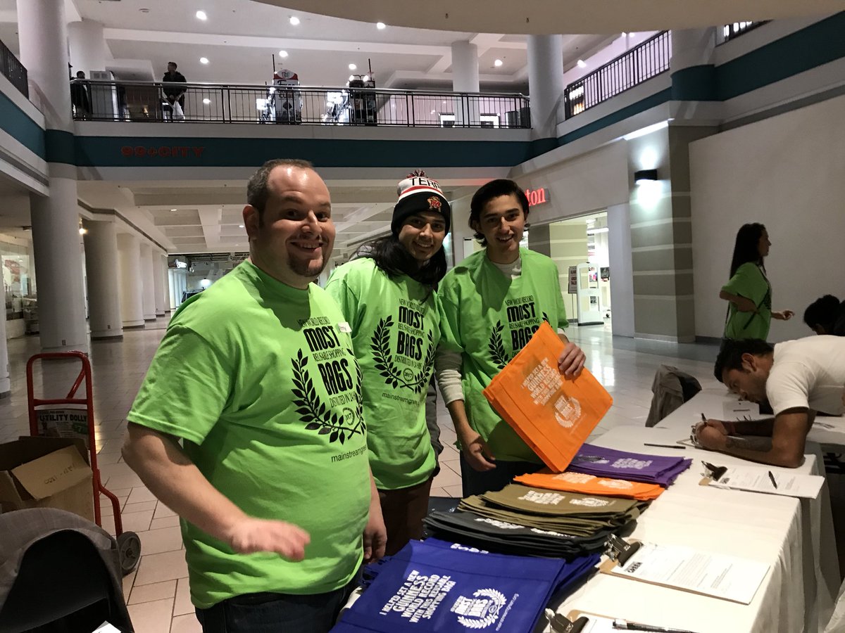 lotsabigideas's tweet photo. #MostReusableShoppingBagsDistributedIn24Hours ๐ Happening now in #SyracuseNY @Covanta #BlockLitter Less pollution Come get your Free bag https://t.co/FFaxerEZ0W