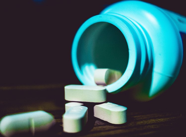 RELEVANT's tweet photo. Here's what you can do to fight the opioid crisis https://t.co/FXVHodaCs1 https://t.co/sGEfk3uhs5