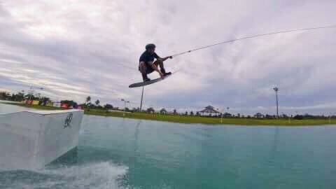 migguiperez's tweet photo. Who said guys with big tummies can't fly? Sending it off the kicker! Yiwwww! #cwcwakepark #paradise https://t.co/aw48J1AEby