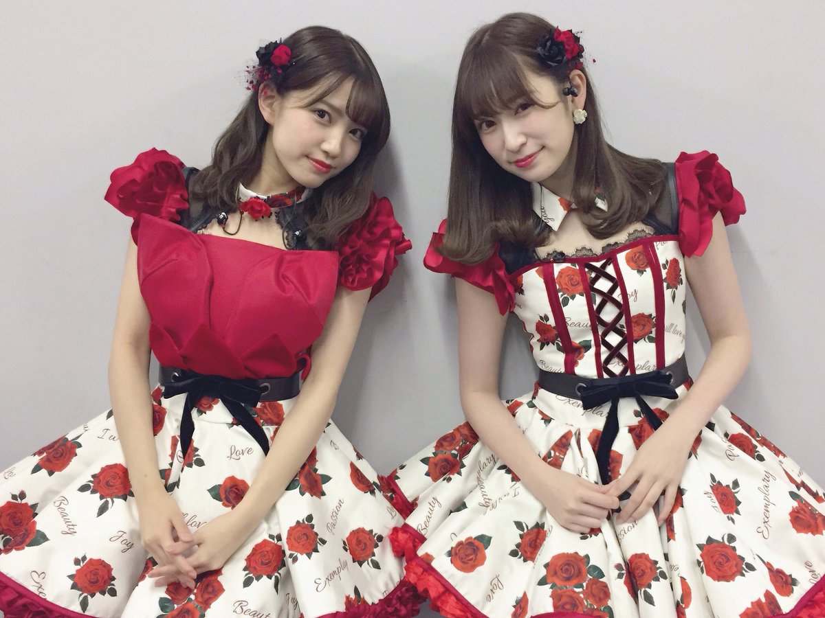 女性アイドル衣装画像 11月のアンクレット 卒コンお披露目ver Akb48 大胆な赤い薔薇の 柄が目を引く可憐な衣装です 裾や袖口にたっぷりとしたフリルをあしらっているためボリュームのある印象になりそうな所を 黒のタイトなベルトを腰元に巻くことでグッと 女性アイドル衣装画像 11月のアンクレット 卒コンお披露目ver Akb48 大胆な赤い薔薇の 柄が目を引く可憐な衣装です 裾や袖口にたっぷりとしたフリルをあしらっているためボリュームのある印象になりそうな所を 黒のタイトなベルトを腰元に巻くことでグッと