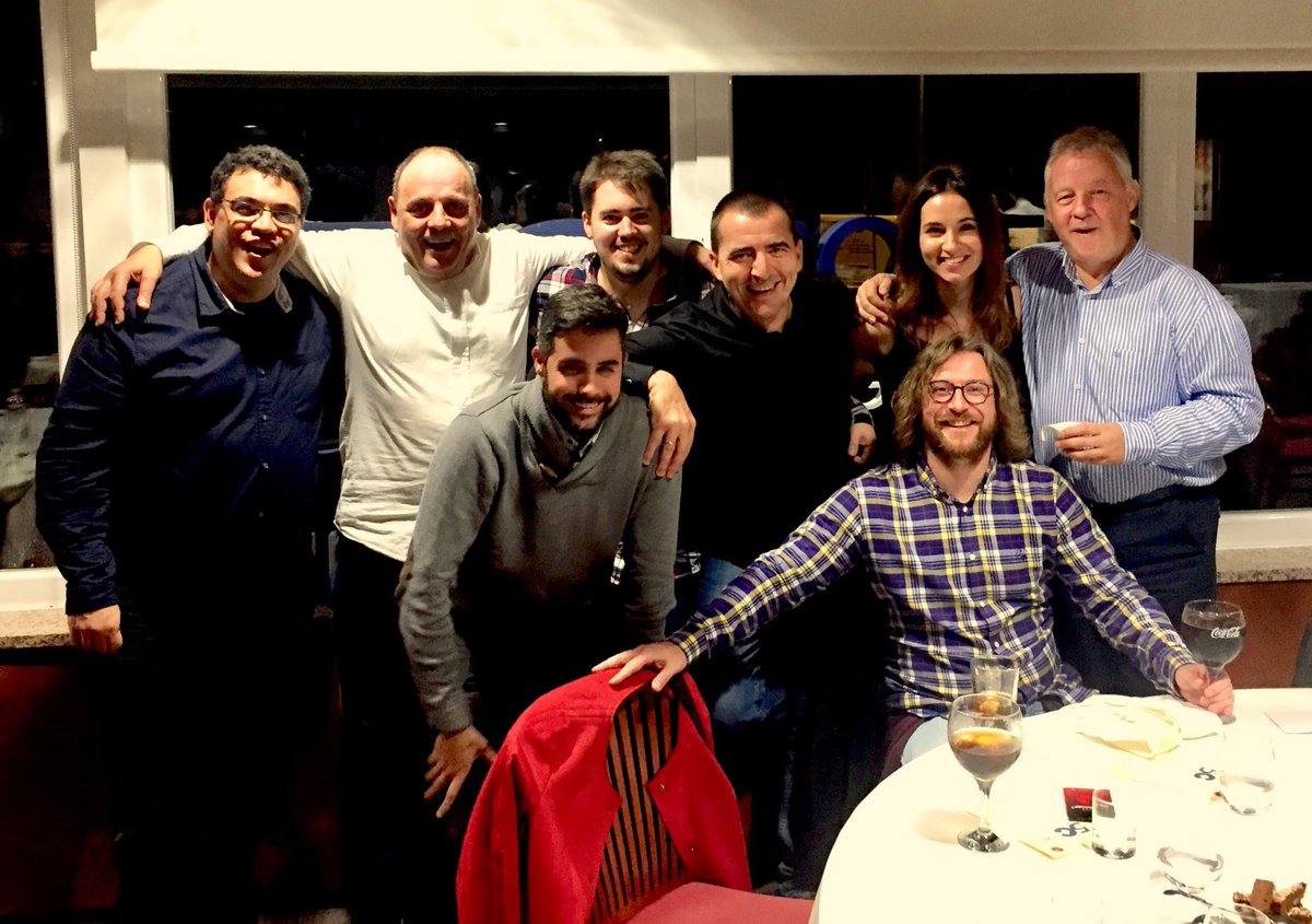 gdobarro's tweet photo. Rodeado de compañeros y, sin embargo, amigos. 50 AÑOS de COPE GALICIA con @santipeon @leticiachas @PepeTilve @pepe_torrente @marianoraskin @AlvaroLorenzo4 y Antonio Estevez!!!! Noches COPERAS 🎉🎊🍻🥂🍾🥤 https://t.co/g1bj3Cb8Ub