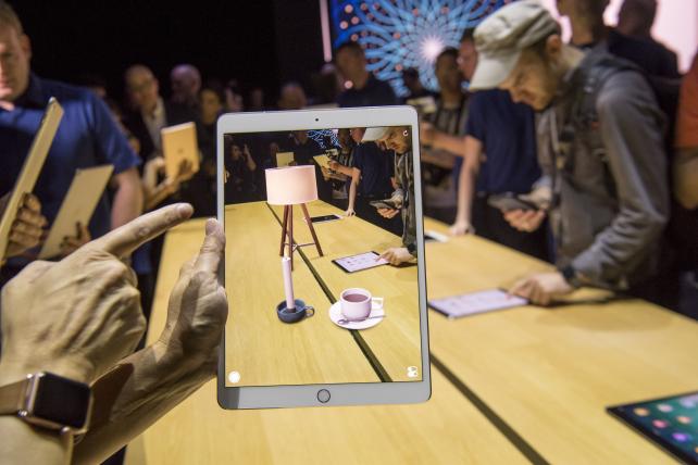 HaroldSinnott's tweet photo. RT @InsightBrief: Take note! One trend to watch in 2018: #AugmentedCommerce https://t.co/5LY1Eg8Tum via @adage #EmergingTech #AugmentedReality #AR https://t.co/D50tPPuSMz