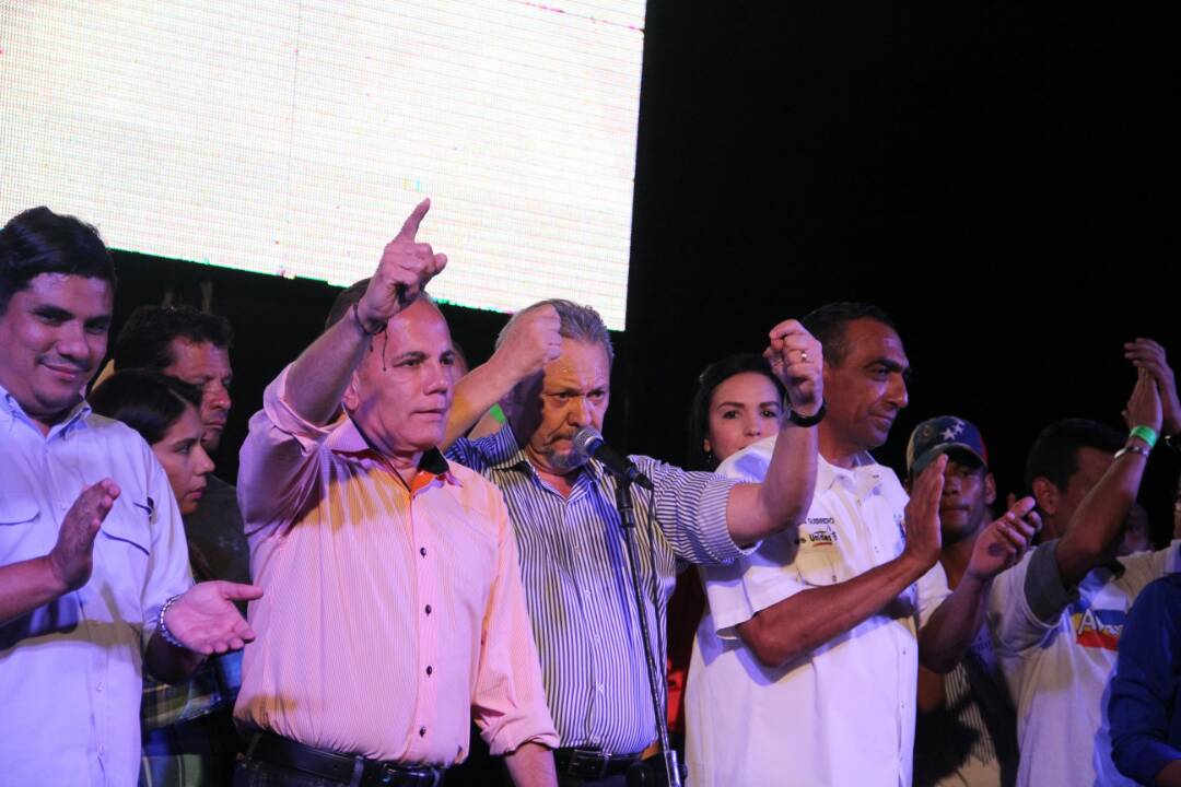 manuelrosalesg's tweet photo. De la mano de los próximos alcaldes  @HernanUnidad  y @alenisguerrero haremos de la Costa Oriental del Lago una tierra de progreso. ¡Vuelve la esperanza! #EnDefensaDelZulia https://t.co/e2ISCQsmhJ