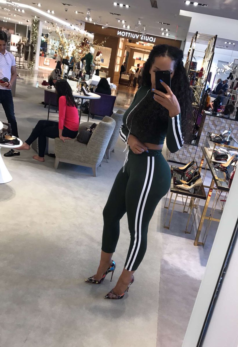thctmami's tweet photo. Happy Black Friday! 😘🛍 https://t.co/g9pxtwkNi6