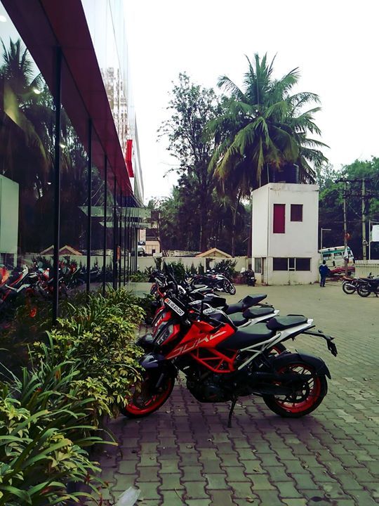 ktmdukemachas's tweet photo. Bikes lined up for the ride to #ManchanabeleDam outside #KTM #Bannerghatta showroom
#DukeMachas #BangaloreEdition https://t.co/zBprAGTwFf https://t.co/9huJtWL42X