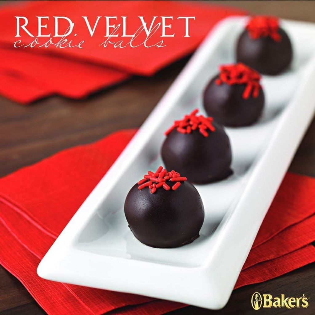 BakersChocolate's tweet photo. Coordinate with the season, these Red Velvet Cookie Balls are ready to party! ๐ {https://t.co/BK6OWQrNX0} #linkinprofile #bakerschocolate #chocolate #redvelvet #cookieballs https://t.co/ytNQGPL4FM https://t.co/Hx50OJiNFh