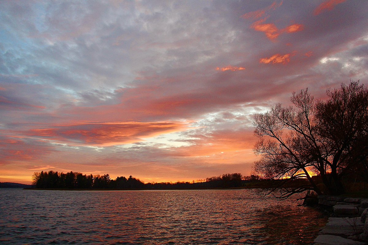DowneyLaurie's tweet photo. November sky 🌄#chemong #sunset @kawarthaNOW https://t.co/DVLOAYT3tX
