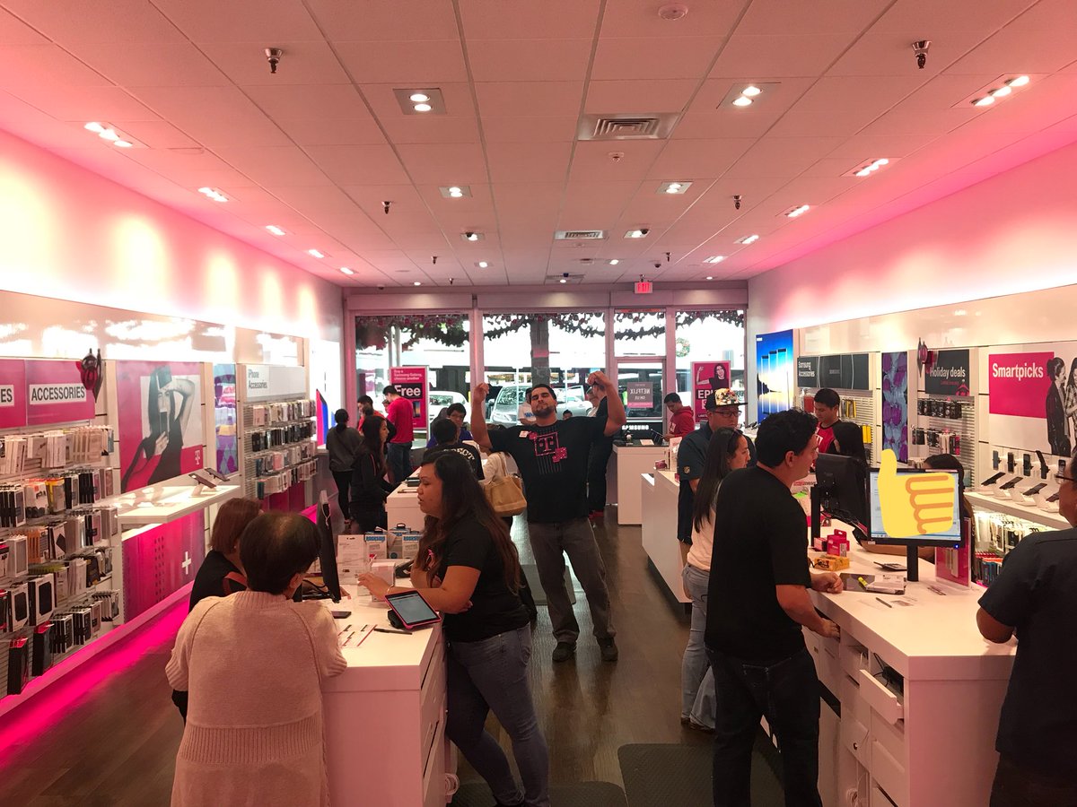 Kam Shopping Center still going strong on this Black Friday sale @scotoishi <a href="/AdrianVanHooser/">Adrian Van Hooser</a> <a href="/richgarwood/">Rich Garwood</a>