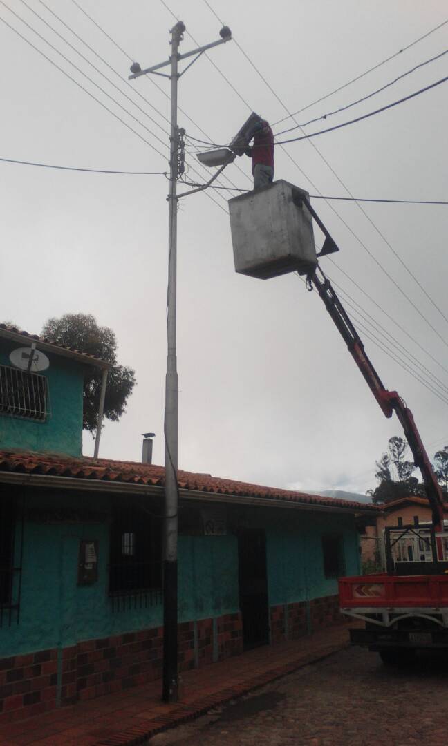 GestionFAndrade's tweet photo. Apoyando en la instalación de lámparas y brazos de alumbrado público en #BocaDeMonte @FAndradeRoa de la mano con las comunidades https://t.co/JRNk0yTMxL