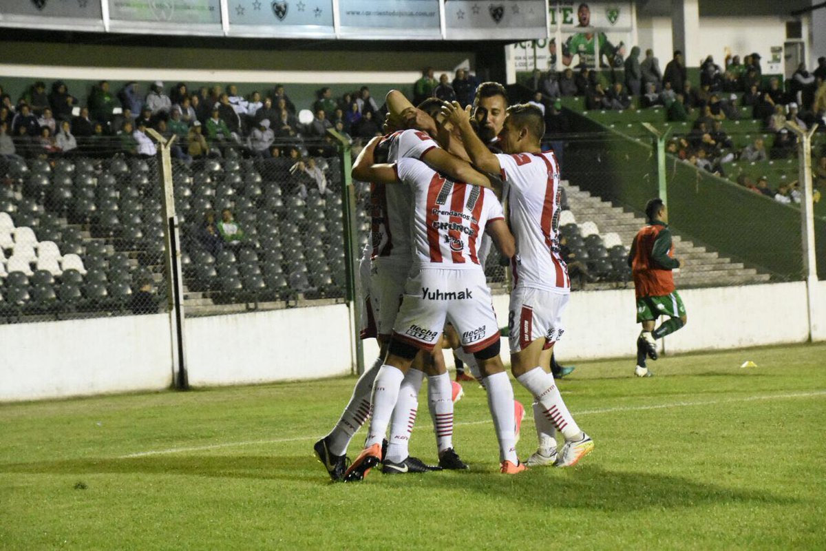 #SanMartínTuc 2-0 #SarmientodeJunin.
El Santo hizo un digno primer tiempo y en el complemento lo reafirmó.
Golpeó en los momentos justos y aunque por momentos sufrió inmerecidamente, pudo hasta haber marcado el tercero.