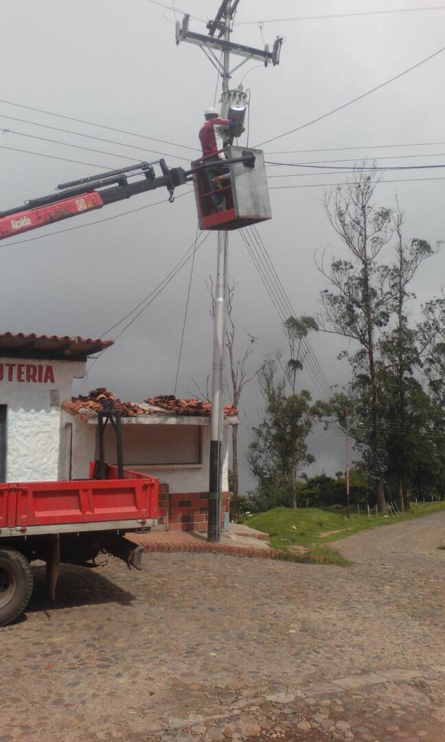 GestionFAndrade's tweet photo. Apoyando en la instalación de lámparas y brazos de alumbrado público en #BocaDeMonte @FAndradeRoa de la mano con las comunidades https://t.co/JRNk0yTMxL