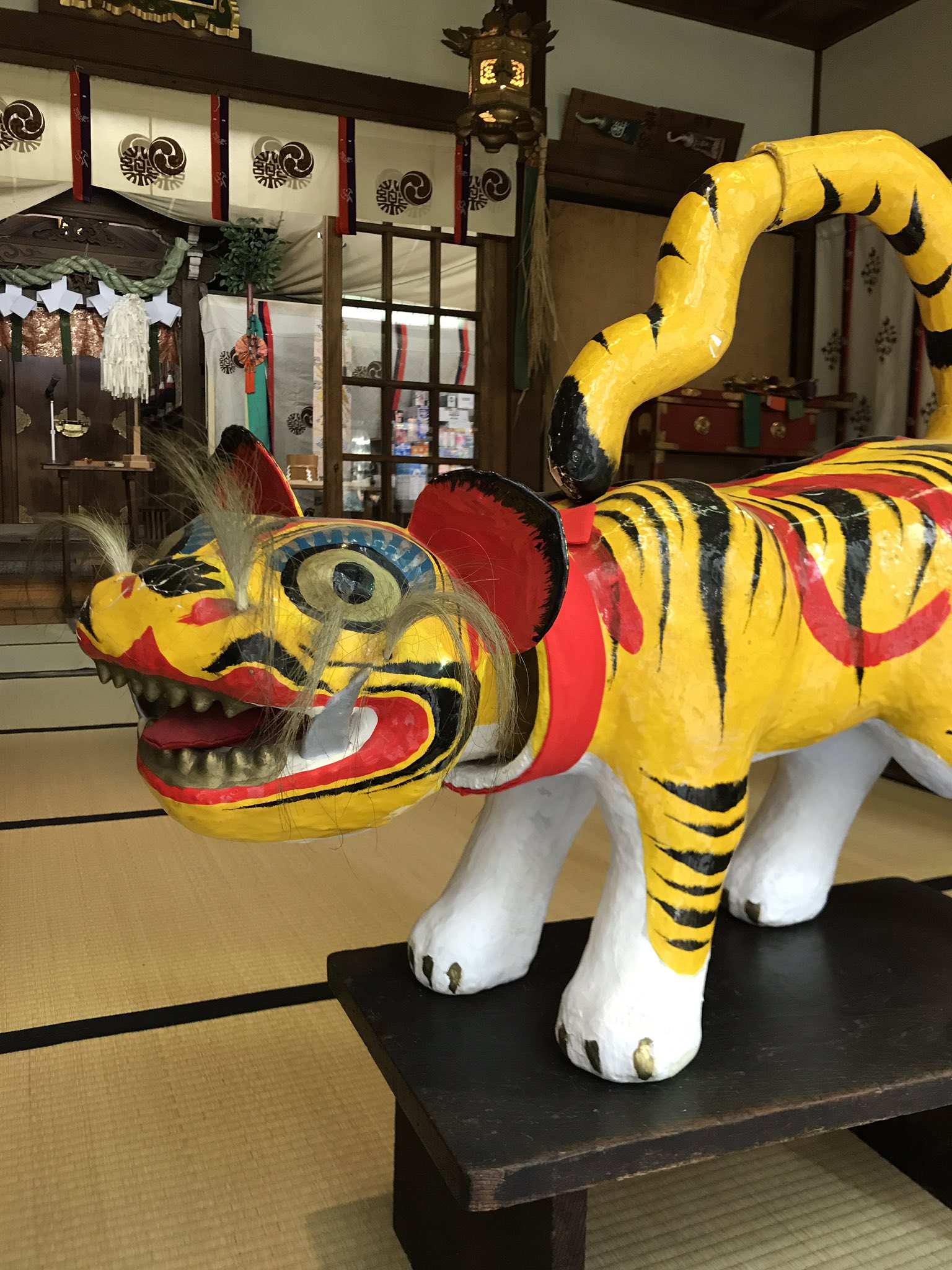 少彦名神社 神農さん 拝殿の虎が大きくなりました お供えいただいた薬をしっかり守っております また 病気平癒健康首ふり虎守の授与も開始しております 少彦名神社 神農さん 虎 お守り 大阪 神社 T Co Scsowviyb9 Twitter