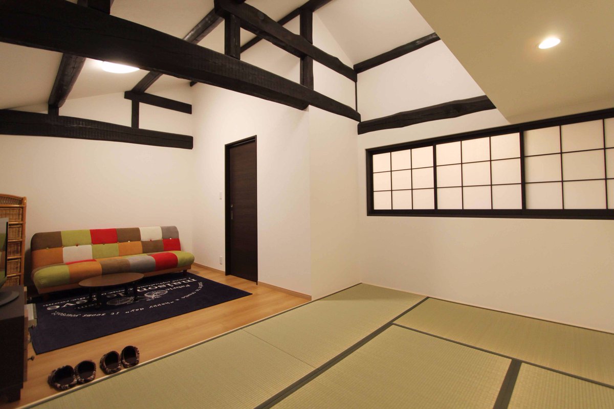 匠工房 滋賀のリフォーム 新築 不動産ならお任せ 古民家をかっこよくリノベーション٩ ۶ 2階の障子を開ければ夏は風が通り抜け 冬は1階にある暖炉でお部屋が暖かくなります 梁がまた素敵な空間を演出していますね 匠工房