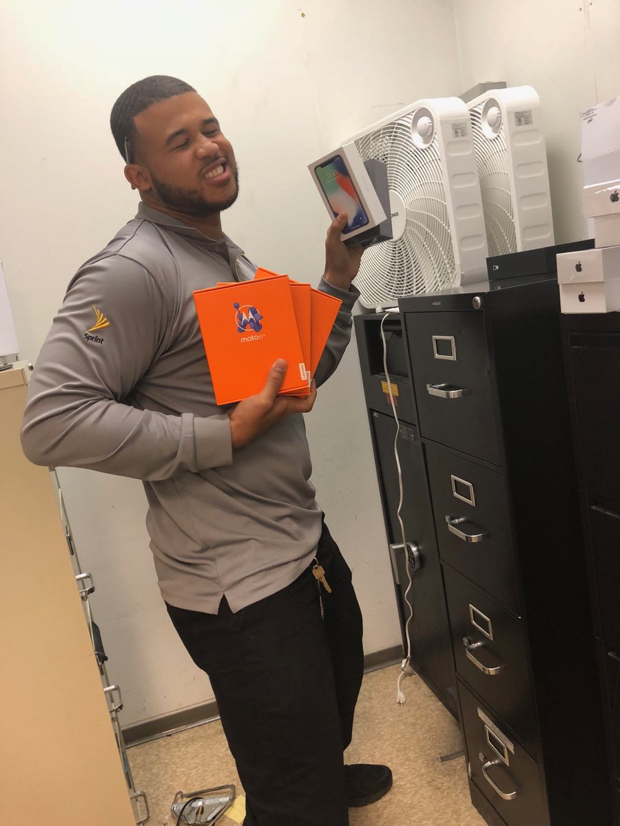 BritAtSprint's tweet photo. I've met very few teams that have fun quite like these guys do... and that energy is contagious! Customers LOVE saving with Arch in Livermore!! #WeAreNorCal #BFW #Holidays #L3PStrong @gonzo_edj @JamesLeeWC https://t.co/Tx58hiG4b7