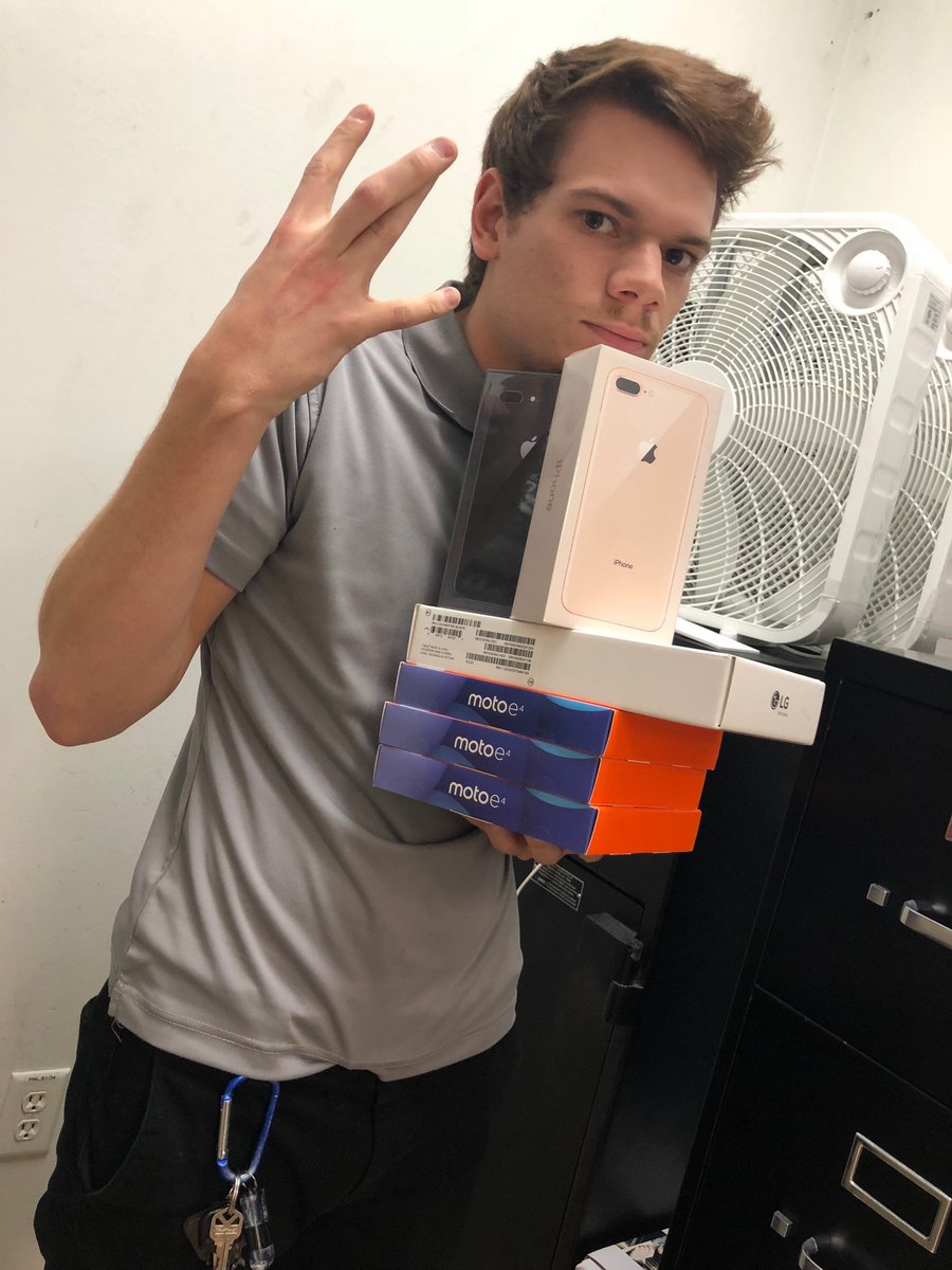 BritAtSprint's tweet photo. I've met very few teams that have fun quite like these guys do... and that energy is contagious! Customers LOVE saving with Arch in Livermore!! #WeAreNorCal #BFW #Holidays #L3PStrong @gonzo_edj @JamesLeeWC https://t.co/Tx58hiG4b7