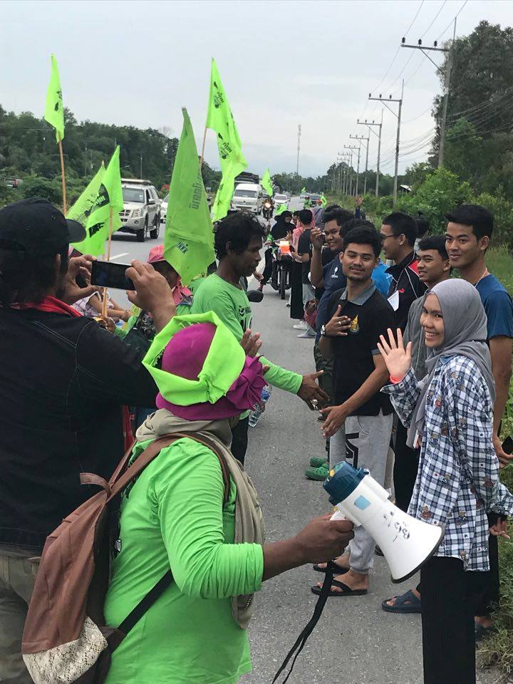 BeePranom's tweet photo. -It is a beautiful thing to be on fire for human rights-
Yesterday #Isaan #HRsfestival #MahasarakhamUni,#communityvoices on #land, #environment,#women ,#HRDprotection+#FOE&A
In the south,communities walking to meet PM/they still opposing coal-fired power station in Thepa-Songkha https://t.co/YeBo4s5Lzj