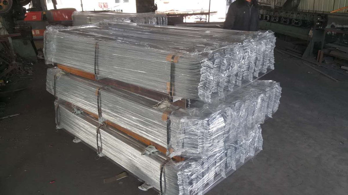 boyanghardware's tweet photo. Galvanised Palisade Fencing  packing
https://t.co/IfNQ5XdCYL https://t.co/8oGr8g6zI2