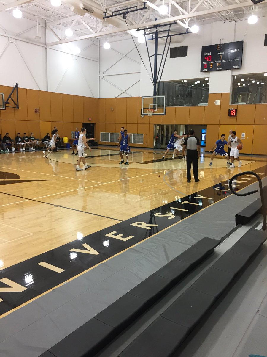 QuestKermodes's tweet photo. MBB: under 7mins in the 3rd, @QuestKermodes 40 vs @CamosunChargers 42. #goKermodes https://t.co/v5hLtLFLyw
