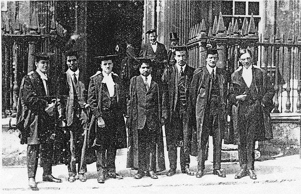 IndiaHistorypic's tweet photo. 1916 ::   Mathematician Srinivasa Ramanujan at Trinity College , University of Cambridge https://t.co/ZaxGLRcpeC