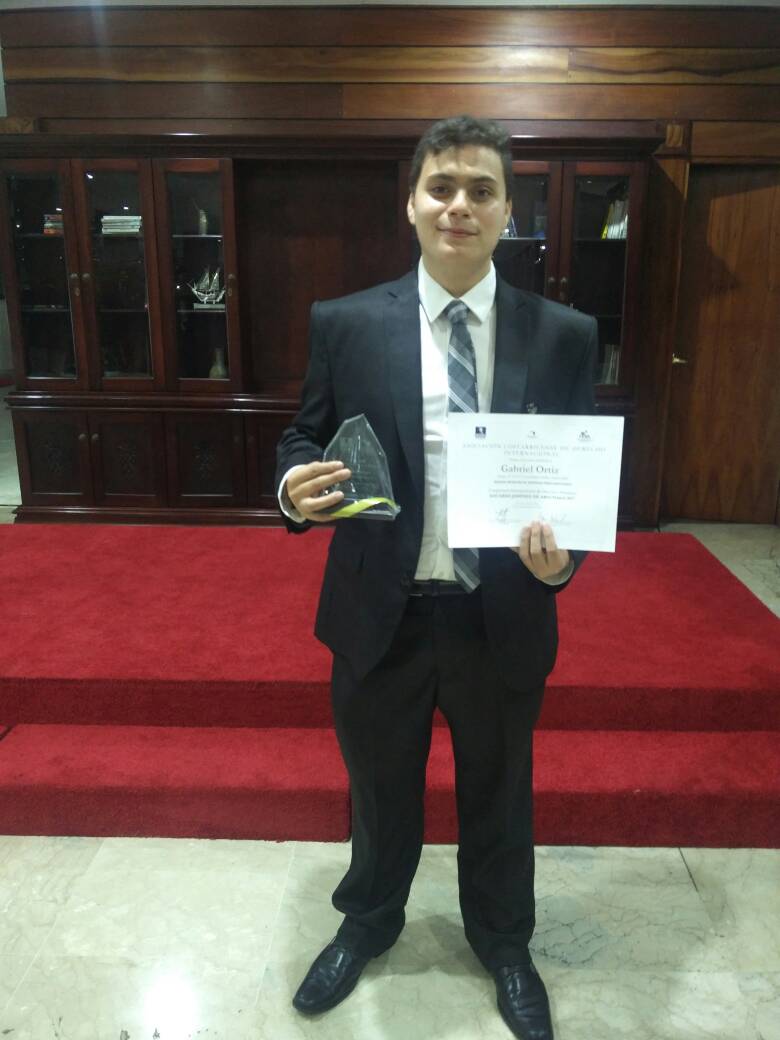 Mario91Dandrea's tweet photo. Este niño era un muy bueno en el 2016. Hoy en el 2017, se convierte en el mejor orador de la ronda preliminar de #CEJA2017
Qué grandes eres mi partner @gabo96ortiz @CEJAUCAB se llevó primer lugar y mejor orador.
Venezuela y @lacatolica ARRIBA NOJODA https://t.co/KcbN0hvPdW