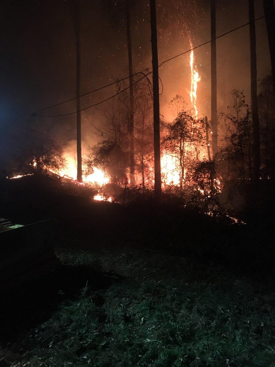 ARForestryDiv's tweet photo. Wildfire update: Small wildfire in Bauxite, near Alcoa Road exit in Bryant, is still burning but is fully contained by AFC crews and area fire departments at approximately 20 acres. Be advised - smoke may linger on roadways through the evening, and into the morning. Use caution. https://t.co/ppOjdt3dIb