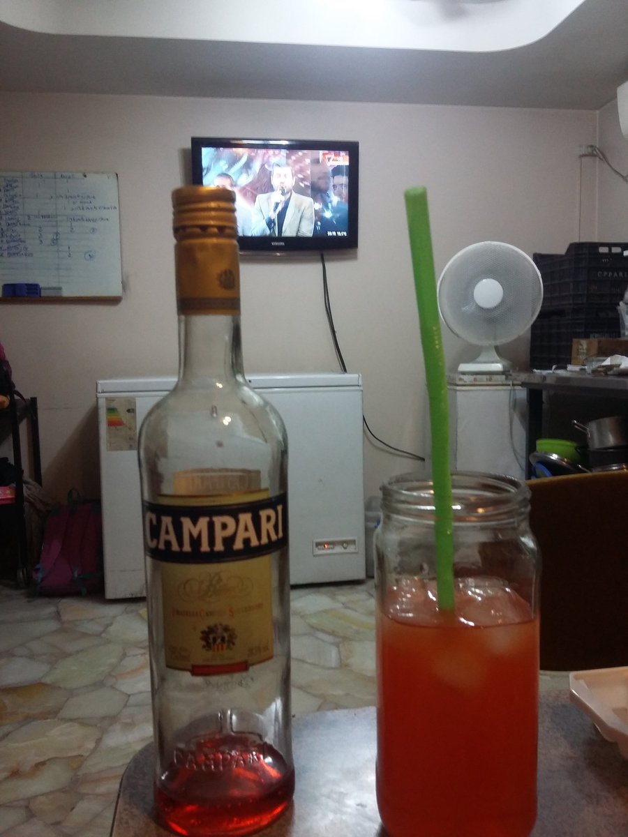 MirandaGabriel's tweet photo. @leiva_jere 
@OpenBarMza 
@MarceloOrtizTV 
Tomando un camparuli esperando @Sieteymedio_Ok  !!!
Jere atenti que ya casi no me queda Bitter!!! https://t.co/UfRNg6PXxL