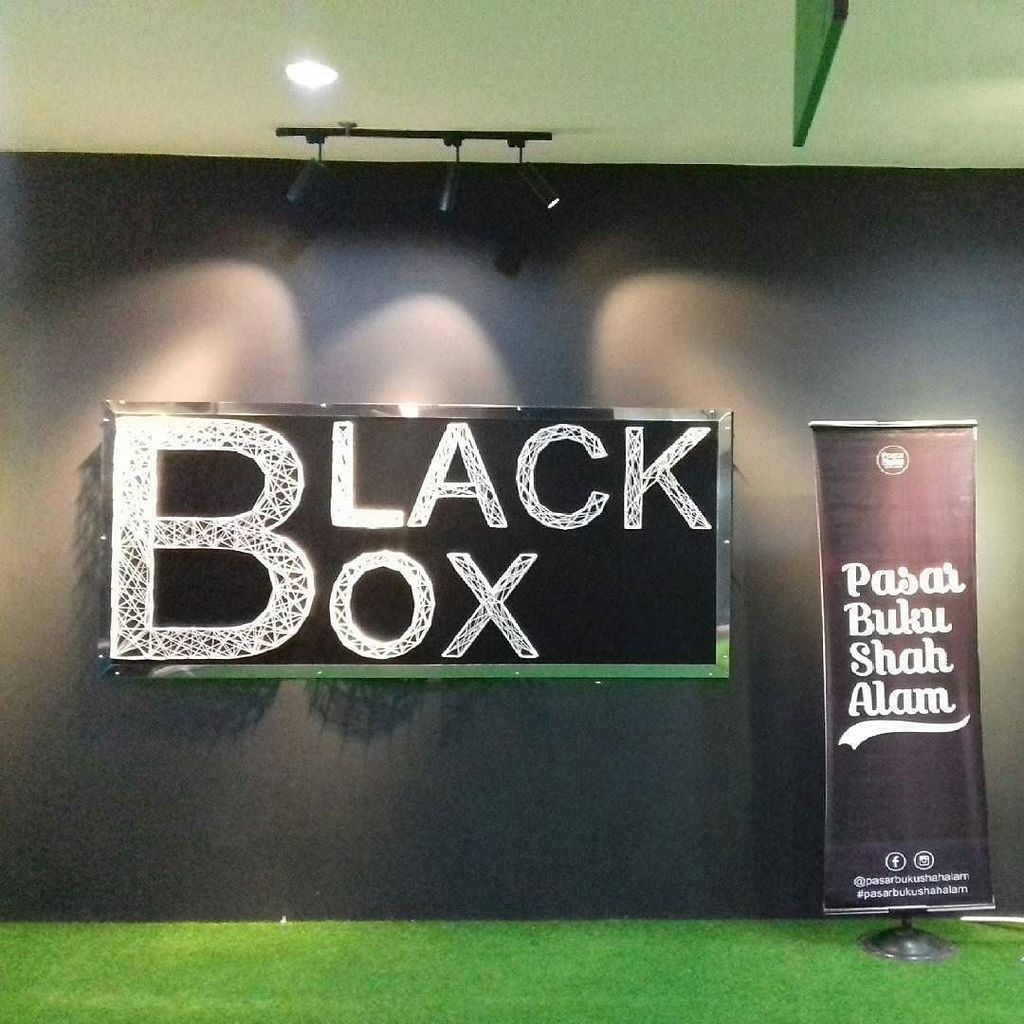 frinjan's tweet photo. @Regrann from @pasarbukushahalam -  Sudah bermula. Jemput ke edisi pertama #pasarbukushahalam di @blackboxsaccmall yang berada di tingkat 2 @saccmall - #regrann https://t.co/lsL8r4GEOX https://t.co/wfASNDc0Uo