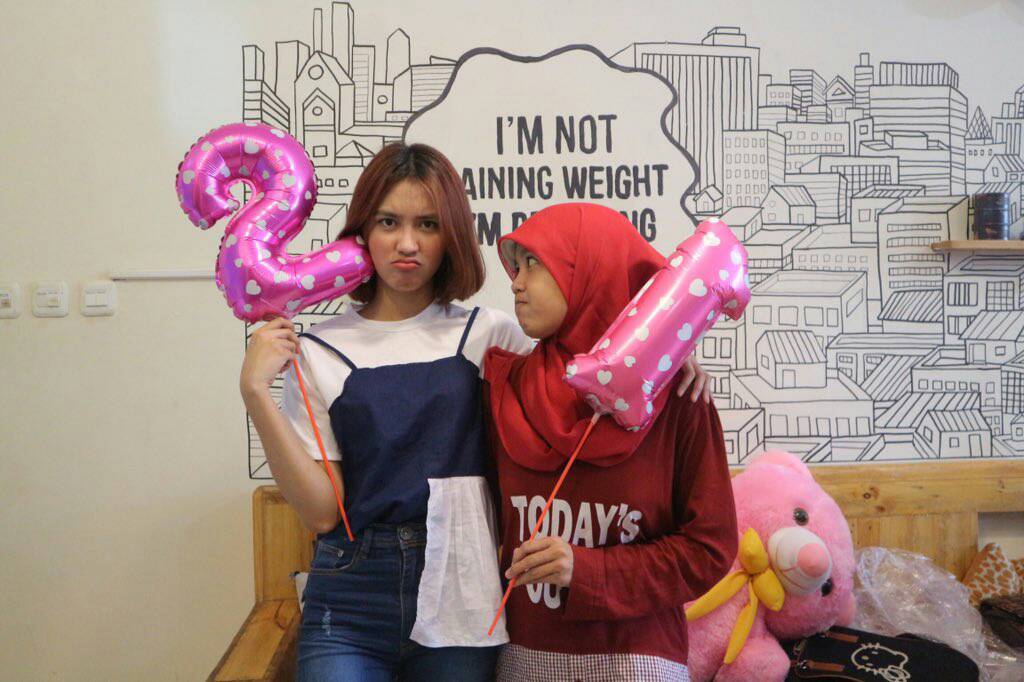 uLLy10_'s tweet photo. HBD mutiiii. 🎉🎉🎉 sataun yg lalu. 😅😂 @25MutiChiBi https://t.co/vRS5I0FtNC