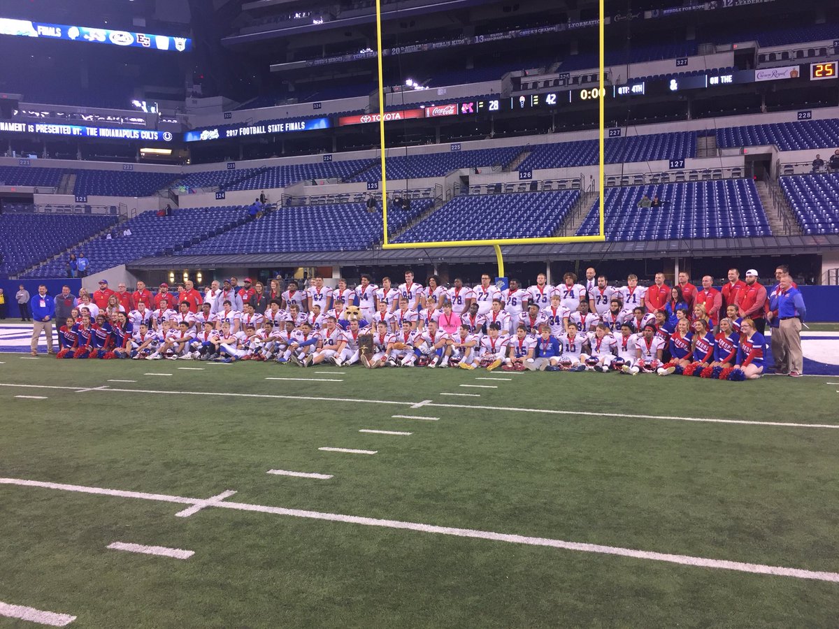 IHSAA1's tweet photo. The Wildkats wrap up their season as the Class 5A Football runner-up! Congrats on a great season @KHS_AD  #IHSAA https://t.co/4EnRCC0mjU
