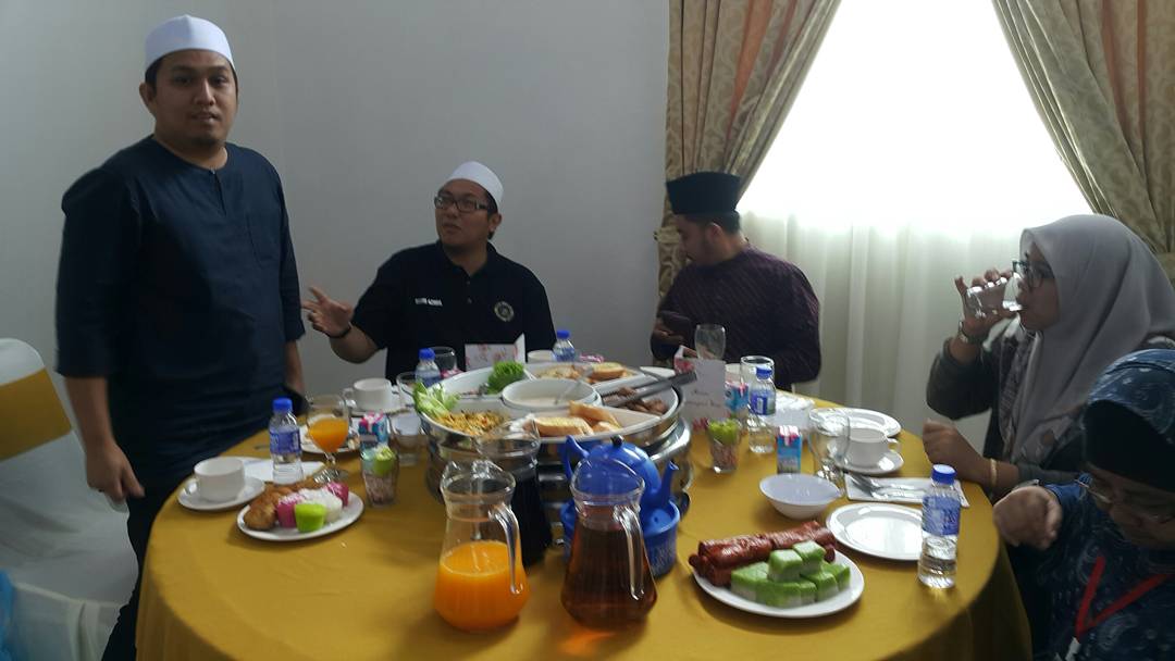 COP_2x17's tweet photo. PU Rahmat &amp; Ust. Shahrizan Daud dah sampai gais 🤗 https://t.co/8aJzgbDfKh